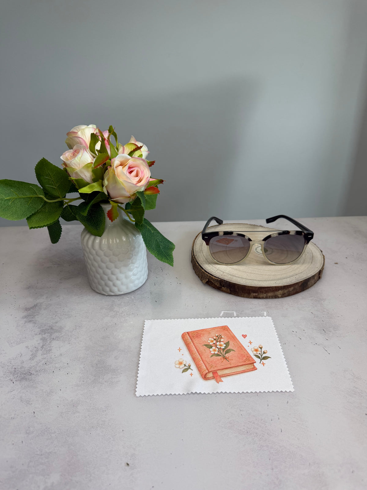 Brillenputztuch Buchliebe mit Blumen 📖 | Reinigungstuch für Brille, Handy & Display | 15 × 10 cm