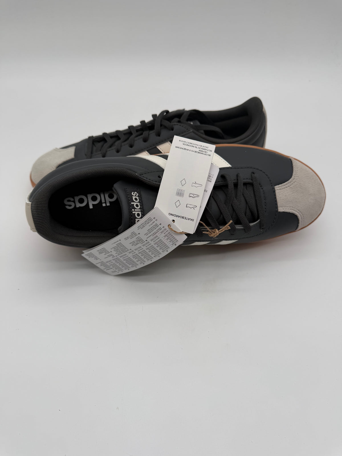 Adidas - Court Base
