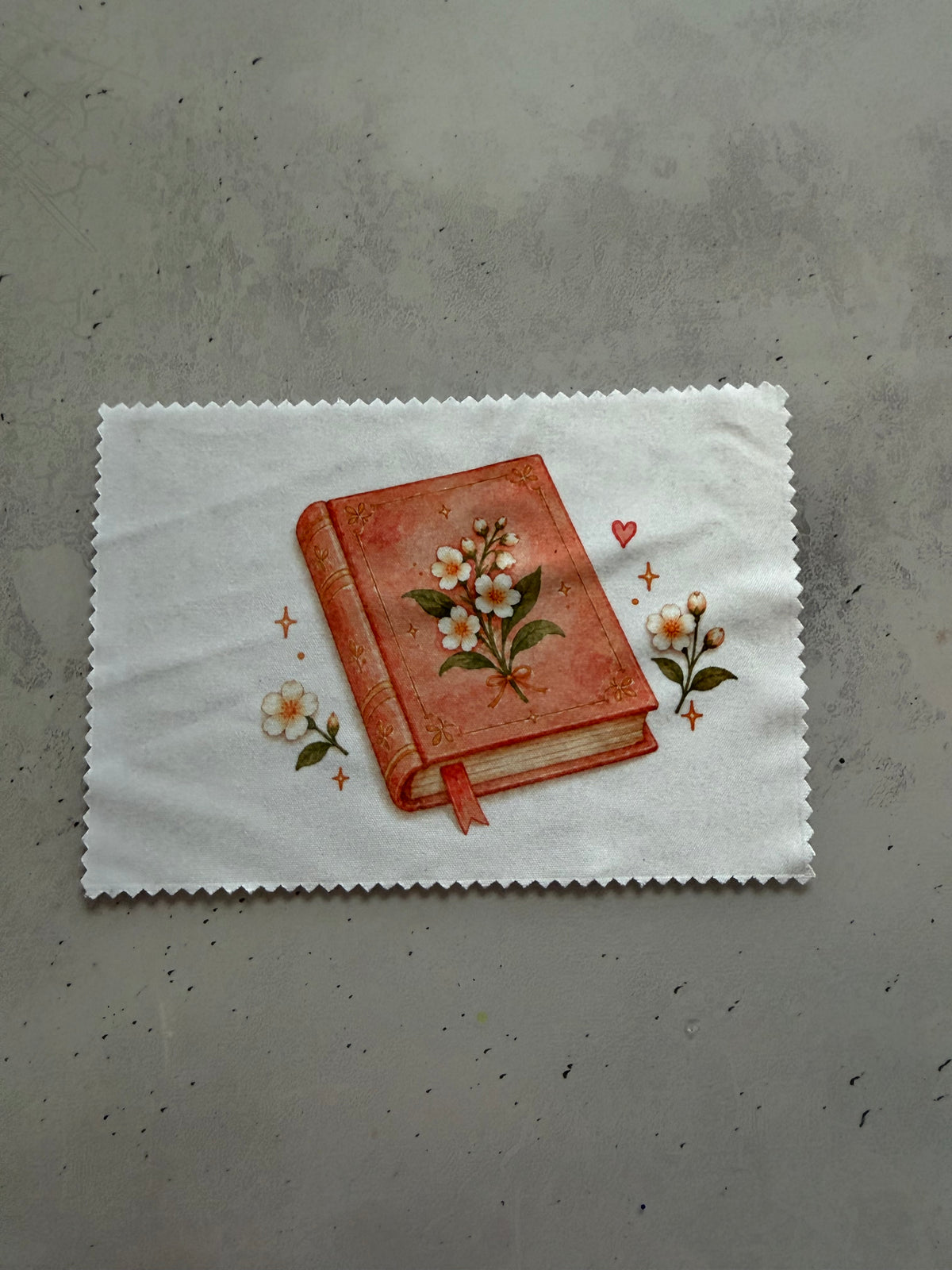 Brillenputztuch Buchliebe mit Blumen 📖 | Reinigungstuch für Brille, Handy & Display | 15 × 10 cm